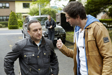 Semir (Erdogan Atalay, vlevo) přináší Andre (Mark Keller) se bezpečného domu. Ben (Tom Beck, r). Není příliš nadšená.