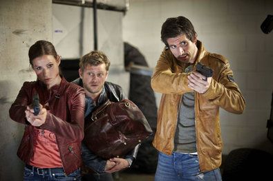 Jenny (Katrin Heß) und Ben (Tom Beck, r.) verfolgen Van Sand, der Mark (Andreas Guenther) gelinkt hat und nun mit dem Geld und den Beweisen auf der Flucht ist...