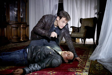 Bild 1 von 10: Rückblick: 1983 wird Semirs Clique in einen Unfall verwickelt, bei der eine vierköpfige Familie in ihrem Wagen in ein Hafenbecken stürzt und ertrinkt...