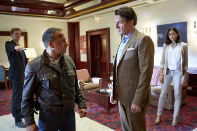 Bild 1 von 23: Semirs Tochter Dana (Gizem Emre) wurde mit Drogen gefügig gemacht und als Sexklavin an den lüsternen Beauchamp (Andreas Wellano) verkauft...