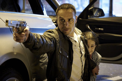 Semir (Erdogan Atalay) und seine Tochter Ayda (Nicole Rusz) werden von Unbekannten angegriffen und eine Flucht scheint unmöglich...