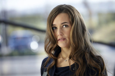 Bild 1 von 9: Alex (Vinzenz Kiefer, r.) und Semir (Erdogan Atalay, M.) sichten mit Dr. Christian Heim (David Rott) die Bilder der Überwachungskamera und Dr. Heim ist erschüttert, als er den Dieb der Farbe erkennt...