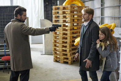 Bild 1 von 15: Grigorov (Murathan Muslu) hat seine Tochter Kalina (Mathilda Hadem) gefunden und will mit ihr das Land verlassen, doch sein Auftreten macht ihr Angst.