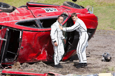 Bild 1 von 18: Alex (Vinzenz Kiefer, l.) und Semir (Erdogan Atalay) wollen eigentlich ein entspanntes Wochenende auf dem Nürburgring verbringen, doch dann überschlagen sich die Ereignisse und es beginnt ein Rennen um Leben und Tod...