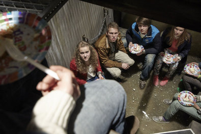 Der Entführer zwingt seine Geisel (v.l.) Heike-Maria (Pauline Angert), Mario (Lukas F. Karlsch), Tobias (Eric Ventker), Eva (Runa Greiner), Lisa und Katrin den Geburtstag seiner verstorbenen Tochter zu feiern und verteilt Kuchen...