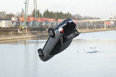 Bild 1 von 10: Rückblick: 1983 wird Semirs Clique in einen Unfall verwickelt, bei der eine vierköpfige Familie in ihrem Wagen in ein Hafenbecken stürzt und ertrinkt...