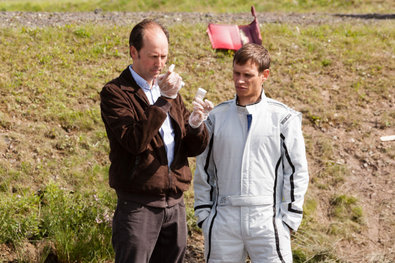 Bild 1 von 18: Alex (Vinzenz Kiefer, l.) und Semir (Erdogan Atalay) wollen eigentlich ein entspanntes Wochenende auf dem Nürburgring verbringen, doch dann überschlagen sich die Ereignisse und es beginnt ein Rennen um Leben und Tod...