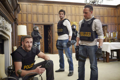 André (Mark Keller, l.), Ben (Tom Beck, M.) und Semir (Erdogan Atalay) finden Raouls Hotelsuite verlassen vor, doch im Kamin liegen verkohlte Dokumente...