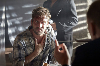 Marco (peer Kusmagk) je mučen Grossmanna a jeho lidé, kteří chtějí mít slíbené informace od něj.