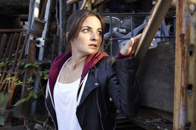 Hanna (Paula Schramm) versucht sich vor Mölders zu verstecken...