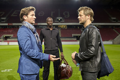 Mark (Andreas Günther, r.) Se setkává s Falk Koller (Philipp Moog, vlevo), projít se zabývají "důkazy proti praní špinavých peněz." Ale Koller nemá dříve, aby ho nechali vzít peníze ... (H Extra)