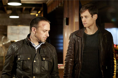 Bild 1 von 10: Rückblick: 1983 wird Semirs Clique in einen Unfall verwickelt, bei der eine vierköpfige Familie in ihrem Wagen in ein Hafenbecken stürzt und ertrinkt...