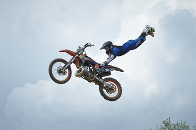 Obrázek 1 z 14: Když Alex (. Vinzenz Kiefer, l) požádat o práci jako řidič senzace, splňují Flo (Manuel Cortez, M.) a Hagen (Mario Irrek) ho s podezřením, ale Alex dostane svou šanci.