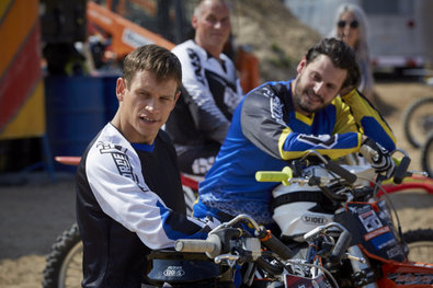 Obrázek 1 z 14: Když Alex (. Vinzenz Kiefer, l) požádat o práci jako řidič senzace, splňují Flo (Manuel Cortez, M.) a Hagen (Mario Irrek) ho s podezřením, ale Alex dostane svou šanci.