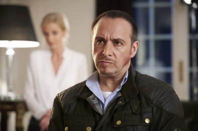 Bild 1 von 19: Semir (Erdogan Atalay, l.) und Alex (Vinzenz Kiefer) sind auf der Flucht vor dem LKA und brauchen Andreas (Carina Wiese) Hilfe.