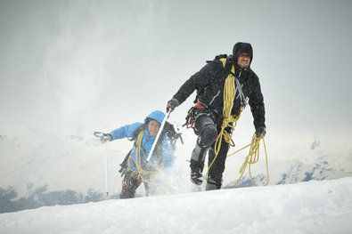 Semir (Erdogan Atalay, l.) und André (Mark Keller) marschieren über den Bergkamm.