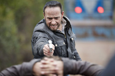 Bild 1 von 20: Während Semir (Erdogan Atalay, l.) sich noch nicht sicher ist, was er von Alex Brandt (Vinzenz Kiefer) halten soll, lässt Kim Krüger (Katja Woywood, 2.v.l.) diesen von Jenny (Katrin Heß) erst einmal aufs Revier bringen.