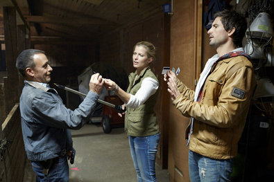 Als Semir (Erdogan Atalay, l.) und Ben (Tom Beck) auf der Suche nach Marco im Alpaka-Gehege des Zoos landen, hält die Tierärztin Dr. Veronika Graf (Valerie Niehaus) die beiden zunächst für Diebe.