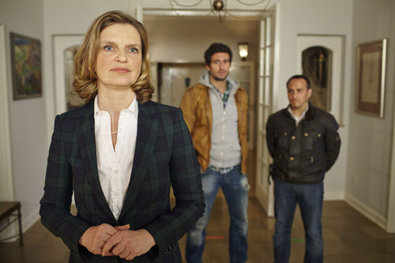 Advokát Schrankmann (Kerstin Thielemann) zjistí Semir (Erdogan Atalay, r). A Ben (Tom Beck), která únosce mohl mít sebe na svou dceru.