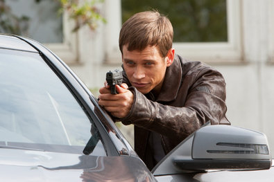 Bild 1 von 9: Alex (Vinzenz Kiefer) versucht Jessies Entführung durch Cortez zu verhindern...