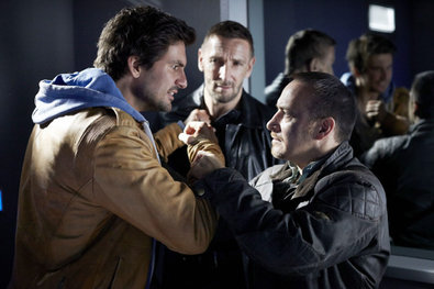 Ben (Tom Beck, l.) attackiert André (Mark Keller). Semir (Erdogan Atalay, r.) geht dazwischen.