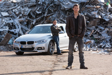 Obrázek 1 z 14: Když Alex (. Vinzenz Kiefer, l) požádat o práci jako řidič senzace, splňují Flo (Manuel Cortez, M.) a Hagen (Mario Irrek) ho s podezřením, ale Alex dostane svou šanci.