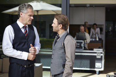 Obrázek 1 z 15: Margaret Ruhnau (Sylke Hannasky, vlevo) a Dr. Ruhnau (Christoph Gareisen) dráha s psychologem (Maria gardenier) a inspektor Černý, TV pokrytí z únosu své dcery (Daniel Wiemerem, r.).