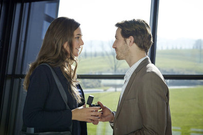 Bild 1 von 9: Alex (Vinzenz Kiefer, r.) und Semir (Erdogan Atalay, M.) sichten mit Dr. Christian Heim (David Rott) die Bilder der Überwachungskamera und Dr. Heim ist erschüttert, als er den Dieb der Farbe erkennt...