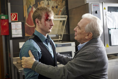 Bild 1 von 14: Matthias (Heikko Deutschmann, r.) erzählt Semir (Erdogan Atalay) und Alex (Vinzenz Kiefer), wie er zum Personenschützer der Familie Brecht wurde.