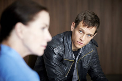 Obrázek 1 z 17: Semir (Erdogan Atalay., L) a Alex (Vinzenz Kiefer) jsou na útěku z LKA a potřebujete Andreas (Carina Wiese) pomoc.