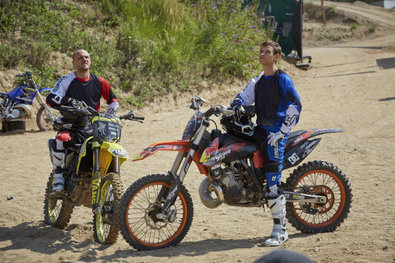 Obrázek 1 z 14: Když Alex (. Vinzenz Kiefer, l) požádat o práci jako řidič senzace, splňují Flo (Manuel Cortez, M.) a Hagen (Mario Irrek) ho s podezřením, ale Alex dostane svou šanci.