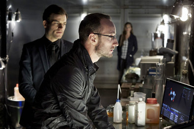 Bild 1 von 9: Alex (Vinzenz Kiefer, r.) und Semir (Erdogan Atalay, M.) sichten mit Dr. Christian Heim (David Rott) die Bilder der Überwachungskamera und Dr. Heim ist erschüttert, als er den Dieb der Farbe erkennt...
