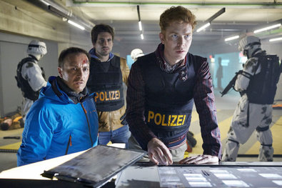 Als Ben (Tom Beck, Mi.) und das SEK bei Semir (Erdogan Atalay, l.) im Bunker eintreffen gelingt den Gangstern die Fluch. Hartmut (Niels Kurvin) versucht die Katastrophe zu verhindern.