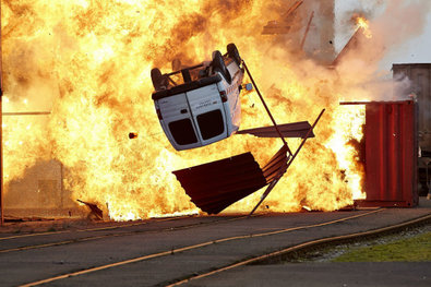 Das Fluchtauto der Gangster fliegt in die Luft...