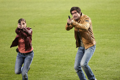 Jenny (Katrin Heß) und Ben (Tom Beck) haben herausgefunden, wo Koller und Mark sich treffen - kommen sie zu spät?