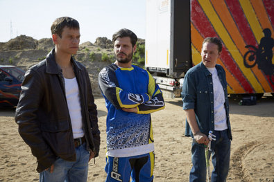 Obrázek 1 z 14: Když Alex (. Vinzenz Kiefer, l) požádat o práci jako řidič senzace, splňují Flo (Manuel Cortez, M.) a Hagen (Mario Irrek) ho s podezřením, ale Alex dostane svou šanci.