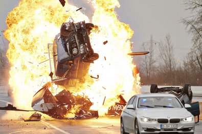 Als ein Van einer Verkehrskontrolle auf der Autobahn entgehen will, kommt es zu einer furiosen Verfolgungsjagd, die in einer Explosion mündet...