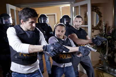 Tom (l.), Semir (Erdogan Atalay, M.) und André (Mark Keller) bereiten sich mit dem SEK auf die Stürmung einer Hotelsuite vor, in der sie die Operationsbasis von Raoul und seinen Männern vermuten.