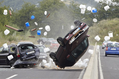 Bei der Verfolgung der Drogenschmuggler durch die Kommissare kommt es auf der Autobahn zu einem Crash...