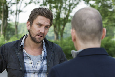 Ošetřovatelé a bývalý policista Marco Bern Hartz (peer Kusmagk, vlevo) se setkává s Grossman (Martin Falk), aby dohodu na jevišti.