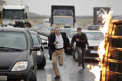 Bild 1 von 14: Matthias (Heikko Deutschmann, r.) erzählt Semir (Erdogan Atalay) und Alex (Vinzenz Kiefer), wie er zum Personenschützer der Familie Brecht wurde.