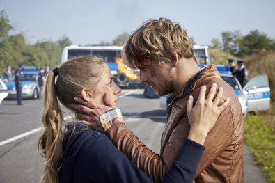 Bild 1 von 19: Alex (Vinzenz Kiefer) versucht Jessies Entführung durch Cortez zu verhindern...