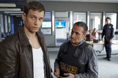 Bild 1 von 10: Alex (Vinzenz Kiefer) versucht Jessies Entführung durch Cortez zu verhindern...