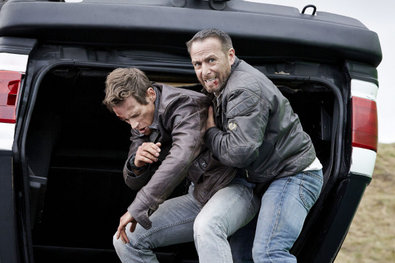 Bild 1 von 20: Während Semir (Erdogan Atalay, l.) sich noch nicht sicher ist, was er von Alex Brandt (Vinzenz Kiefer) halten soll, lässt Kim Krüger (Katja Woywood, 2.v.l.) diesen von Jenny (Katrin Heß) erst einmal aufs Revier bringen.