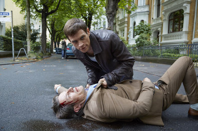 Bild 1 von 23: Semirs Tochter Dana (Gizem Emre) wurde mit Drogen gefügig gemacht und als Sexklavin an den lüsternen Beauchamp (Andreas Wellano) verkauft...