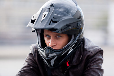 Obrázek 1 z 14: Když Alex (. Vinzenz Kiefer, l) požádat o práci jako řidič senzace, splňují Flo (Manuel Cortez, M.) a Hagen (Mario Irrek) ho s podezřením, ale Alex dostane svou šanci.