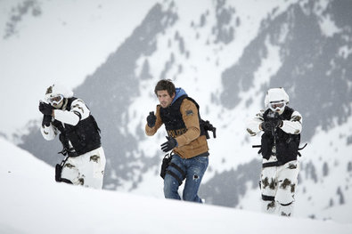 Ben (Tom Beck, Mi.) stürmt mit dem SEK den Bunker in den Bergen.