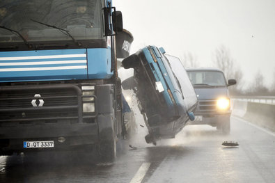 Chce utéct jako dodávka dopravní zastávku na dálnici, tam je zuřivý honička, ve které se provádí obrovské škody ...