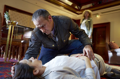 Bild 1 von 23: Semirs Tochter Dana (Gizem Emre) wurde mit Drogen gefügig gemacht und als Sexklavin an den lüsternen Beauchamp (Andreas Wellano) verkauft...