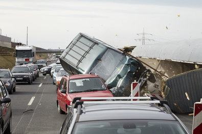 Bild 1 von 14: Matthias (Heikko Deutschmann, r.) erzählt Semir (Erdogan Atalay) und Alex (Vinzenz Kiefer), wie er zum Personenschützer der Familie Brecht wurde.
